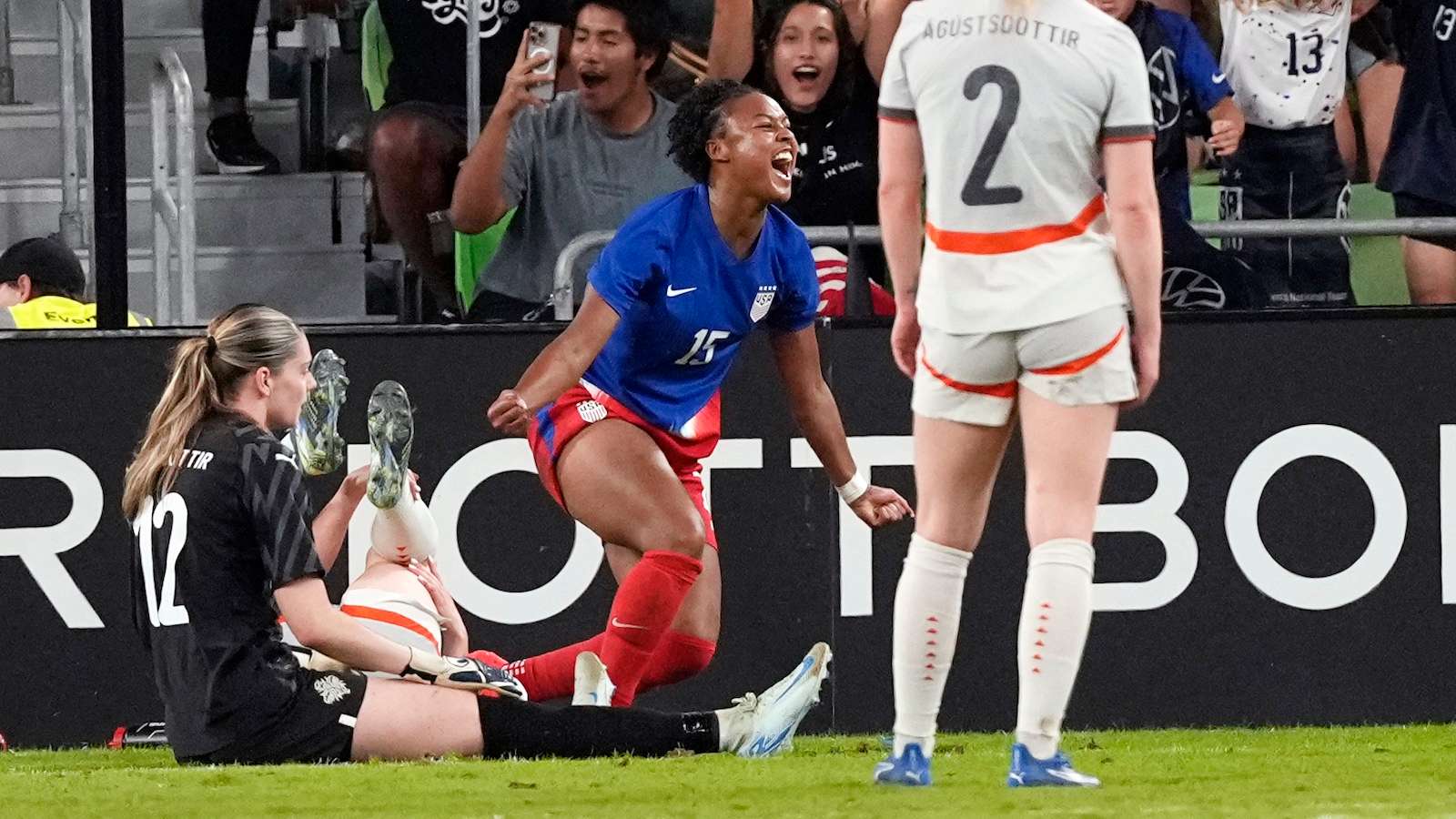 年少起便與 年少起便與